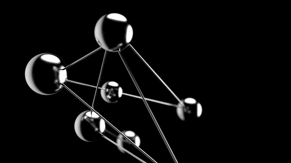 3D-Illustration verbundener Metallkugeln als Metapher für Software-Integrationen. Foto von Mehdi Mirzaie auf Unsplash.